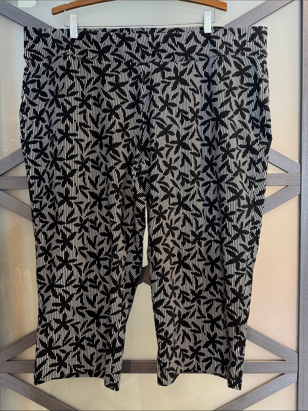 Lands End Strafish Cropped Black & White Geometric Pull On Pants